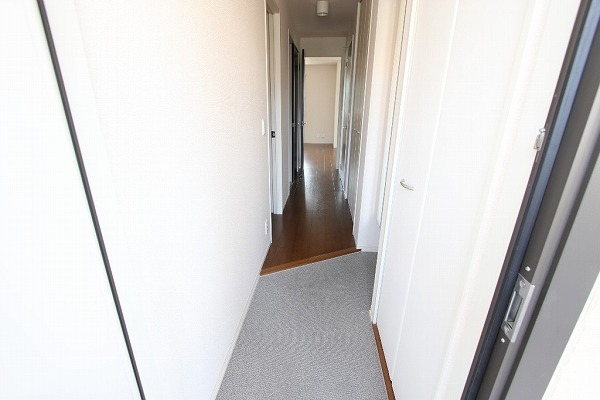 玄関　玄関を入るとホールがあります