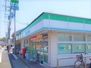 コンビニ　ファミリーマート（コンビニ）まで300m