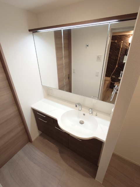 洗面設備　三面鏡付き洗髪洗面化粧台