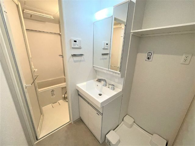 洗面設備　同じタイプの２０１号室の写真です。