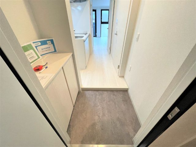 玄関　同じタイプの２０１号室の写真です。