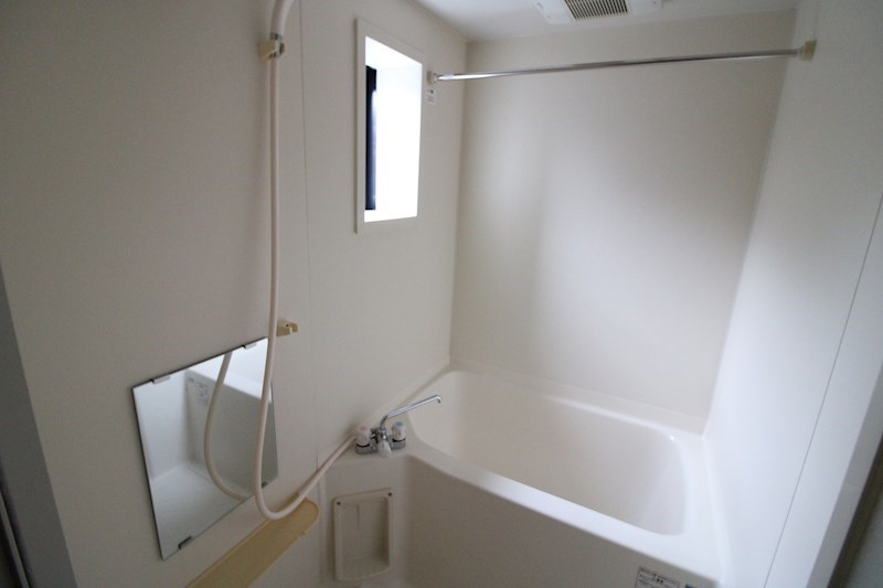 バス・シャワールーム　バス・トイレ別のお部屋。小窓もついています！