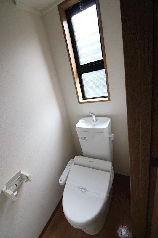 トイレ　温水洗浄便座です。今となっては必須ですね！