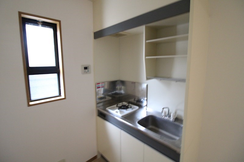 キッチン　ガスコンロ一口ついています！細かい収納スペースもあるキッチン