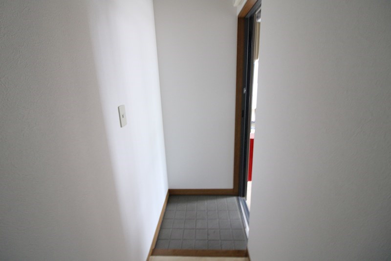 玄関　一人暮らしには十分な広さの玄関。