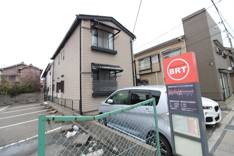 その他共有部分　アパートすぐ前にバス停あり！便利ですね！