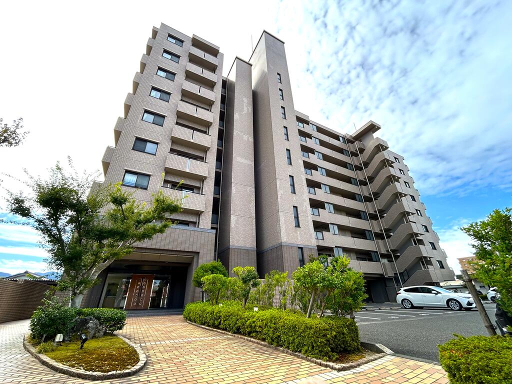 建物外観　豪華なタイル張り