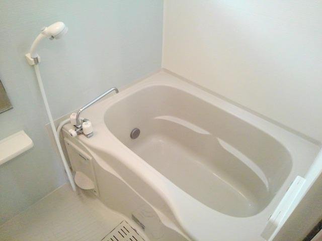 バス・シャワールーム　コンパクトで使いやすいお風呂です