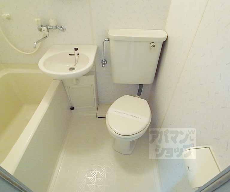 トイレ　３点ユニットバスです。
