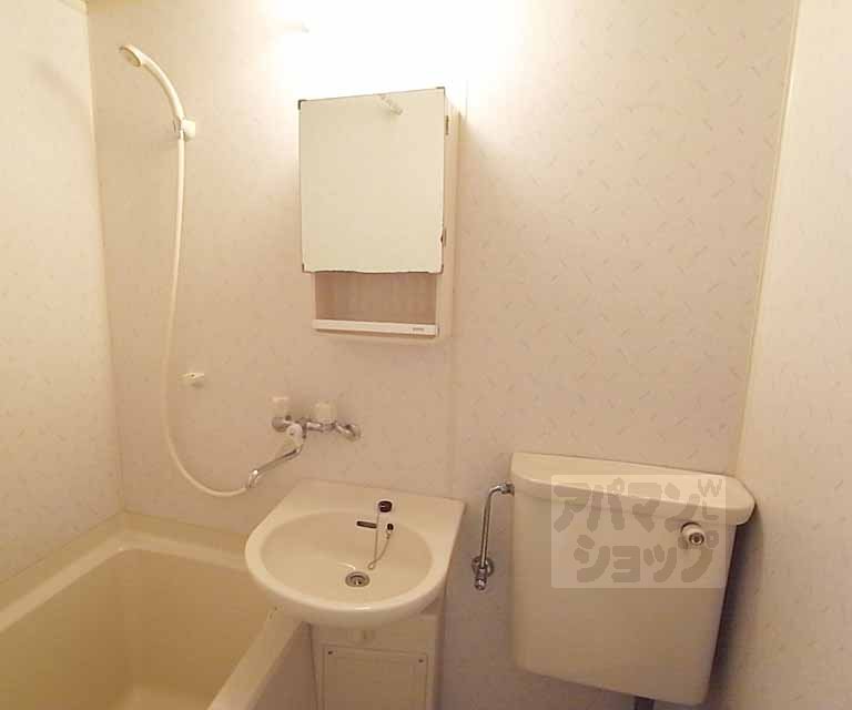 洗面設備　３点ユニットバスです。