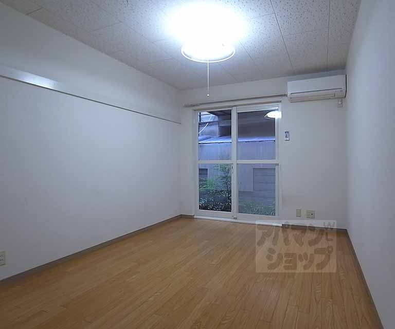 居室・リビング　南向きのお部屋です。