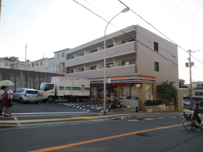 コンビニ　セブンイレブン（コンビニ）まで10m