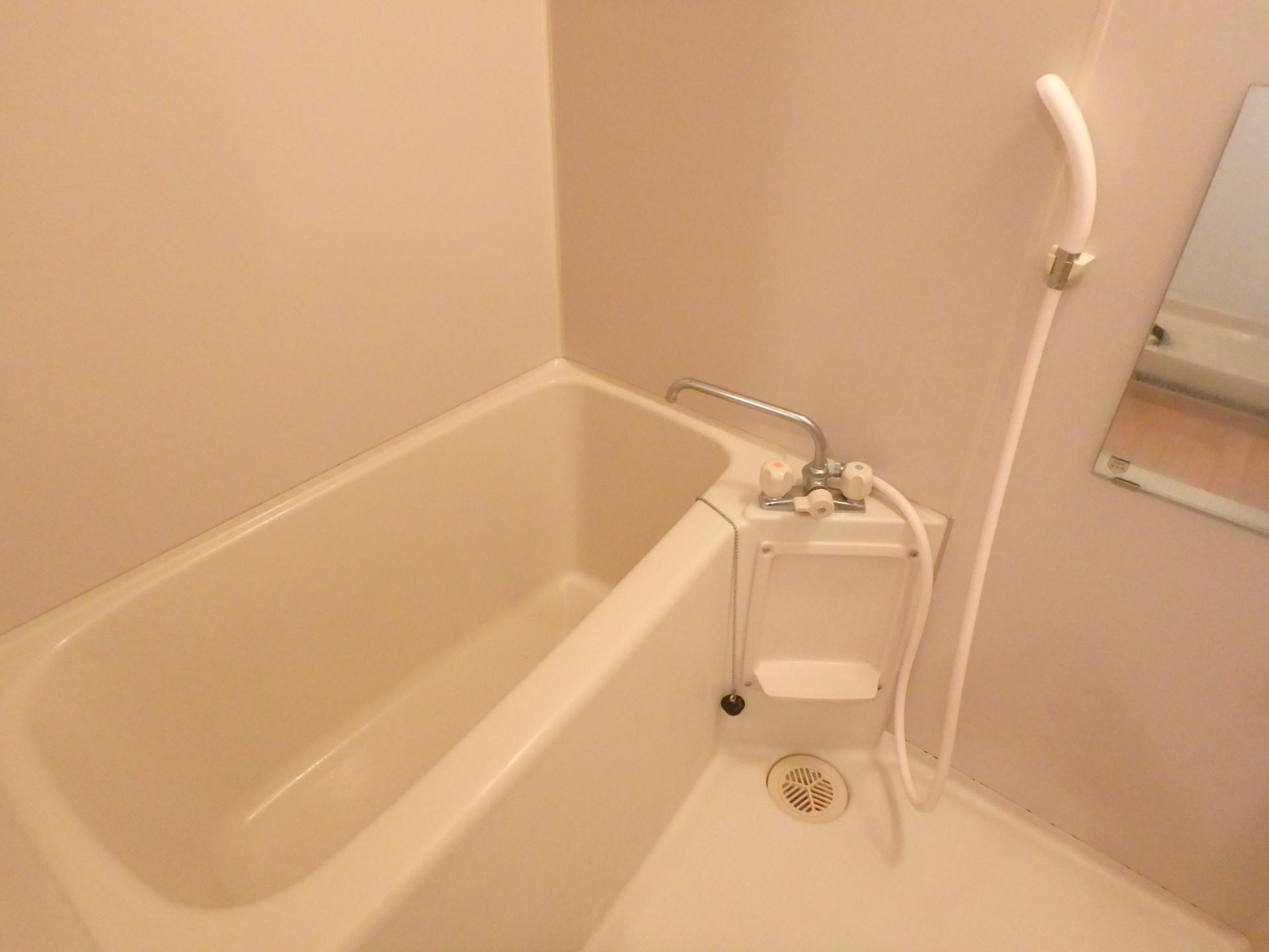 バス・シャワールーム　給湯式のお風呂です