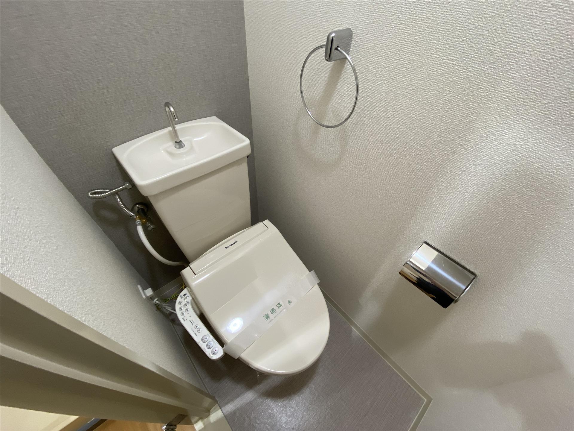 トイレ　ウォシュレット便座付きです