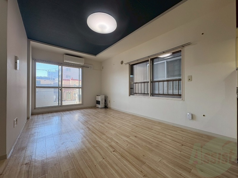 居室・リビング　リビングです。木目のフローリングが落ち着きますね。