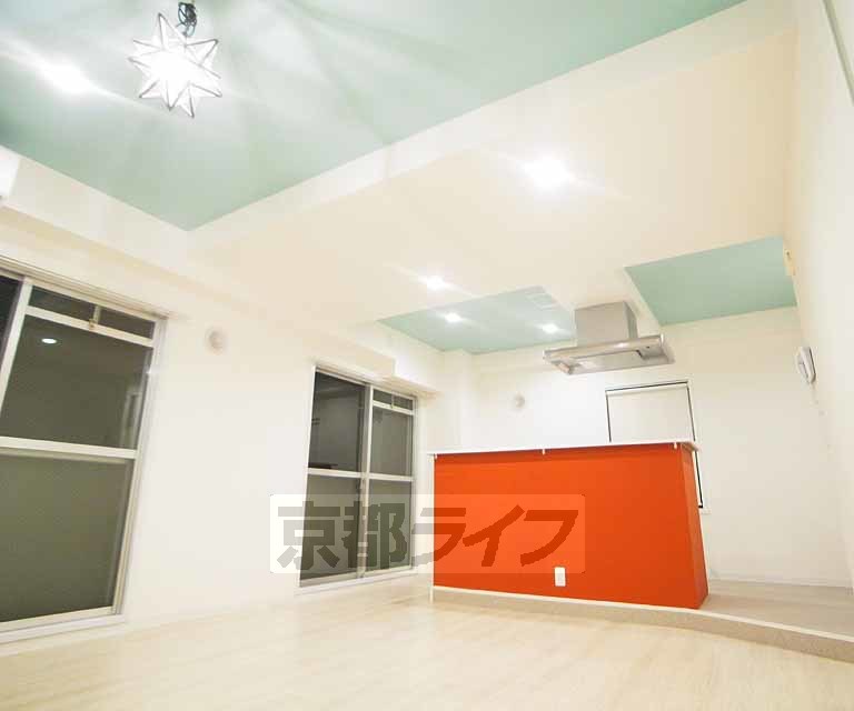 居室・リビング　可愛くて仕方がない真っ赤なキッチンと天井から降り注ぐエ...