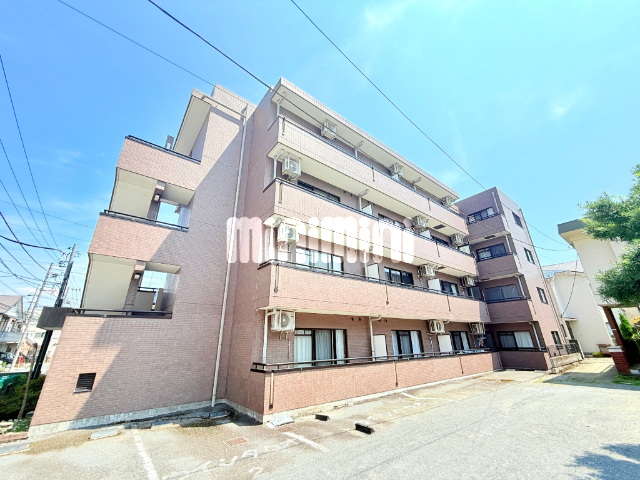 建物外観　落ち着いた外観に青空がとても似合うマンション