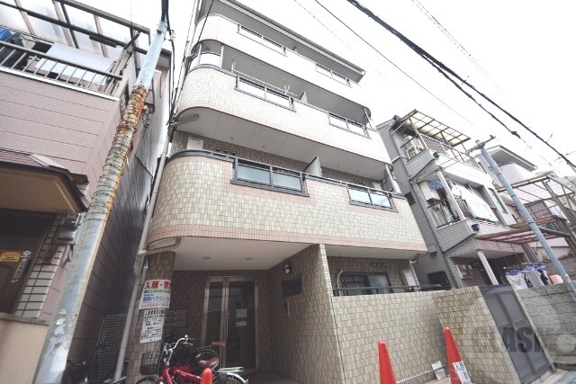 建物外観　タイル貼りの可愛らしい外観