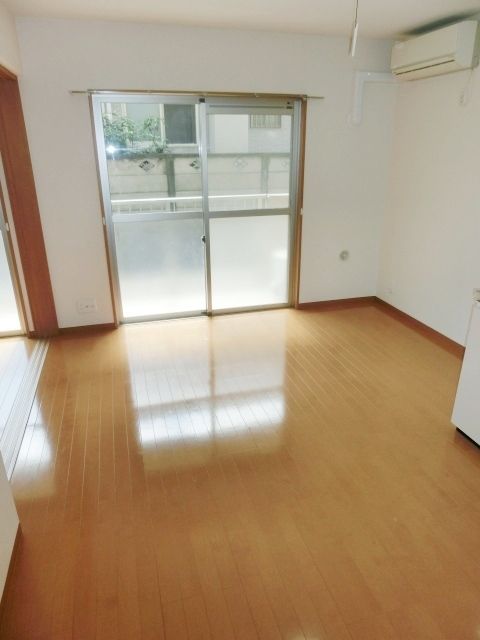 居室・リビング　隣りの洋室と繋げて広くお使い頂く事も可能です