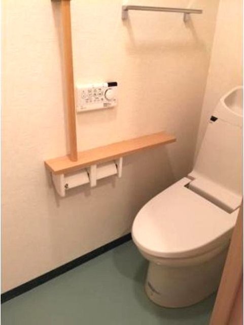 トイレ　温水洗浄便座付きです