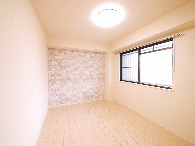 その他部屋・スペース　落ち着いた色調の寝室です