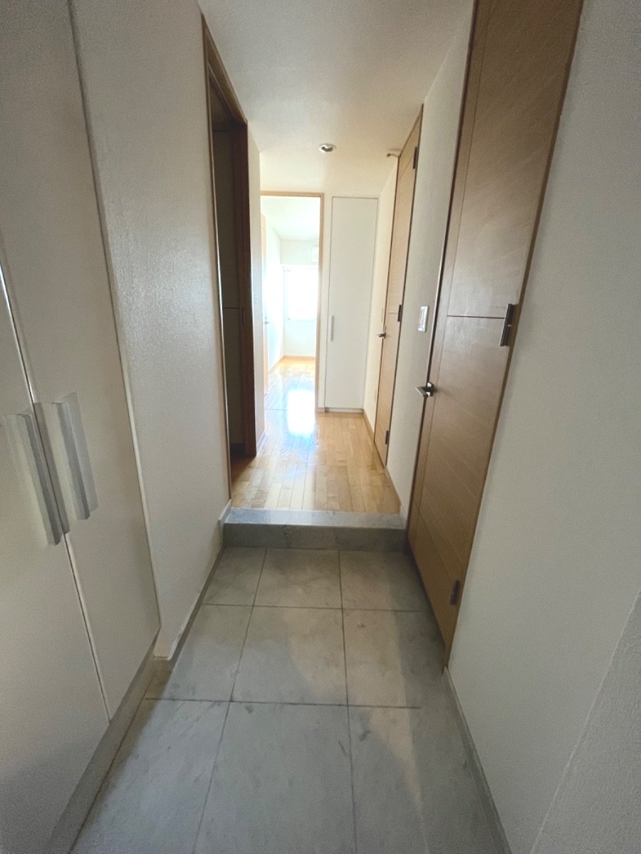 玄関　※別部屋の参考写真です。