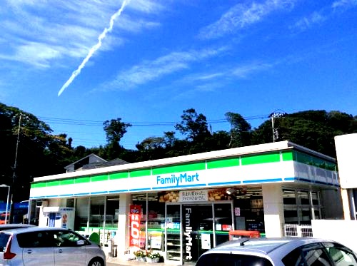 コンビニ　ファミリーマート鍛冶ヶ谷二丁目店（コンビニ）まで657m