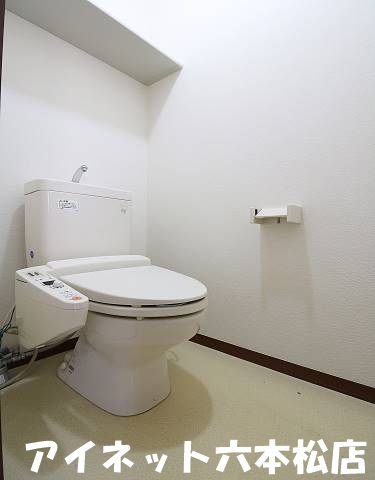 トイレ　ウォシュレット完備。