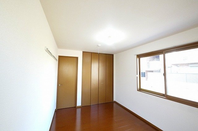 その他部屋・スペース　開放的な寝室です