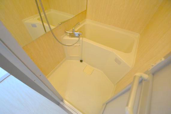 バス・シャワールーム　バスルームはトイレと別々で、広々としていますよ。