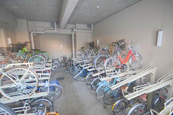 駐車場　敷地内にある駐輪場。雨の日にはうれしい屋根つきです。