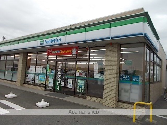 コンビニ　ファミリーマート（コンビニ）まで700m
