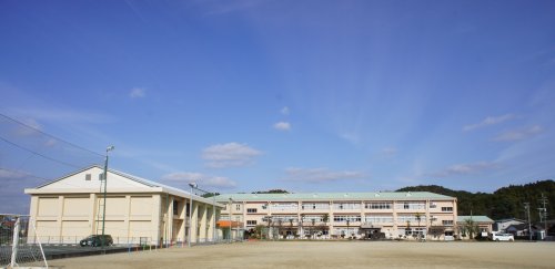 小学校　日田市立三芳小学校（小学校）まで497m
