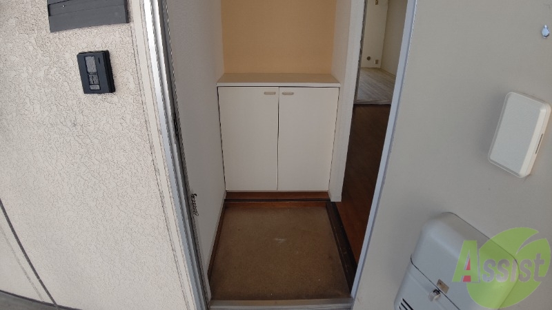 玄関　玄関でございます。毎日の出入りはこちらから。