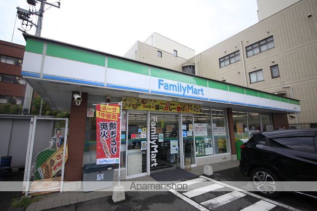 コンビニ　ファミリーマート（コンビニ）まで688m