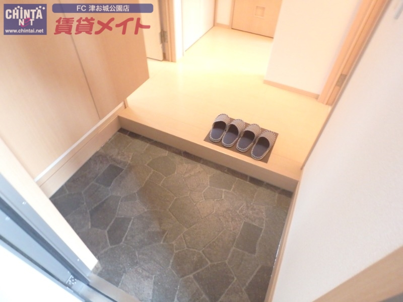 玄関　別部屋反転写真です
