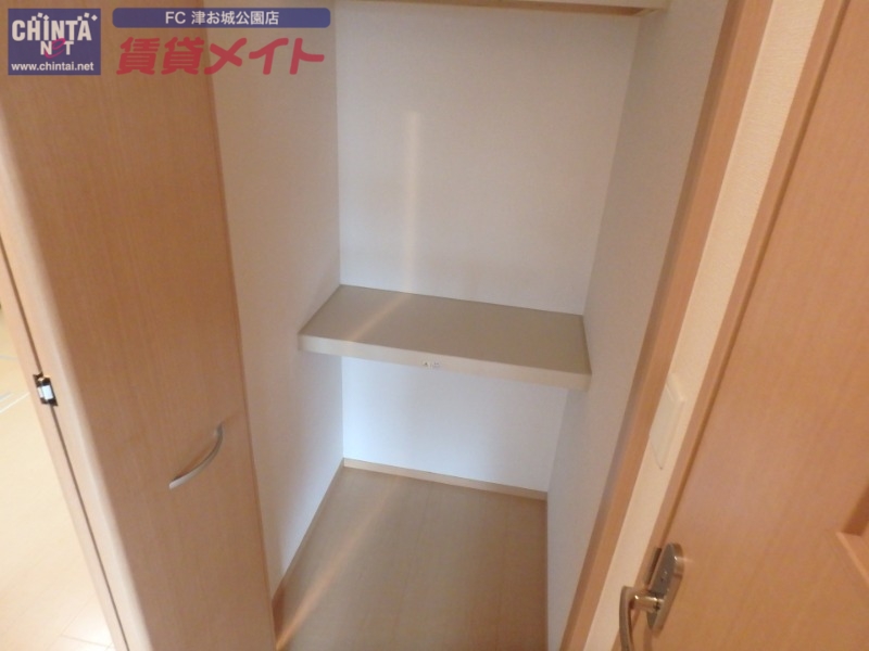 収納　別部屋反転写真です