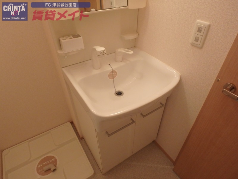 洗面設備　別部屋反転写真です