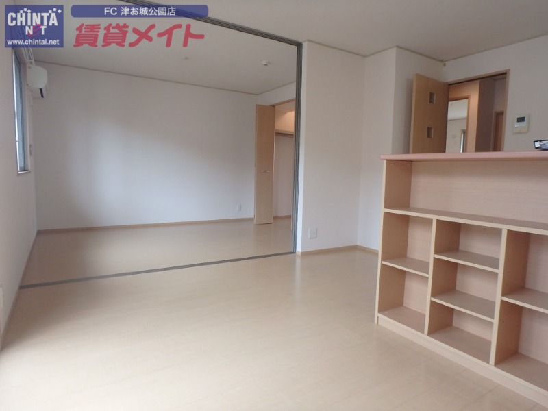 居室・リビング　別部屋反転写真です