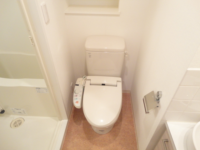 トイレ　別部屋の写真になります。