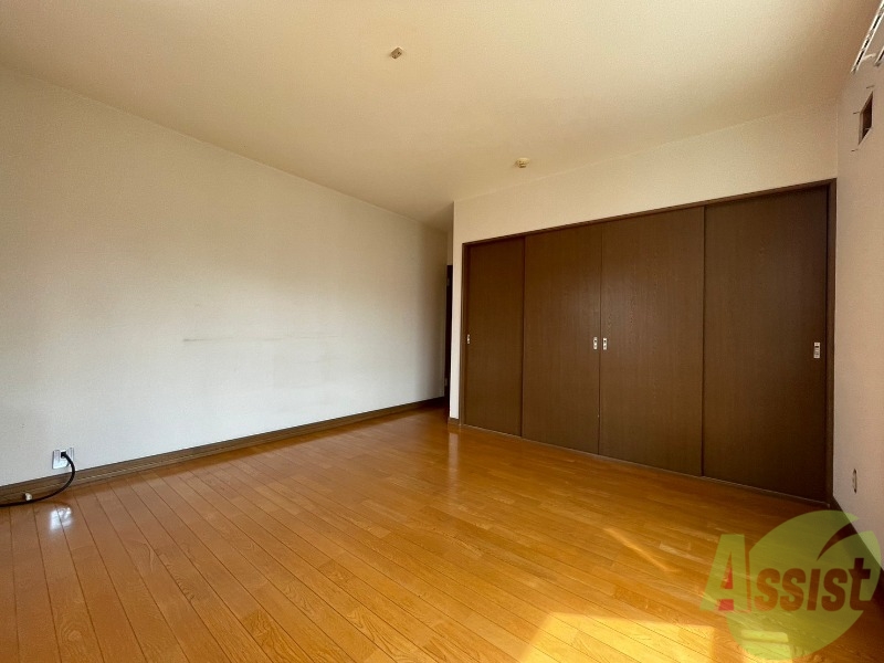 その他部屋・スペース　寝室はこちらです。光が差し込む、温かみのあるお部屋です。
