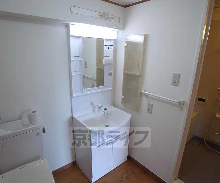 洗面設備　きれいな洗面台です