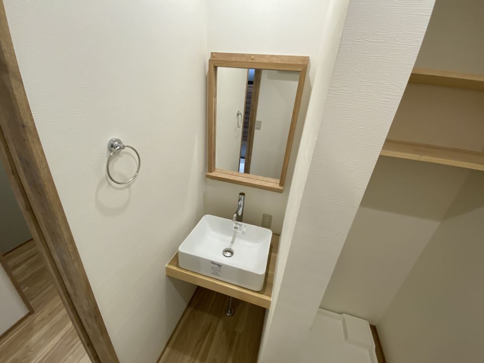 洗面設備　おしゃれな独立洗面台です