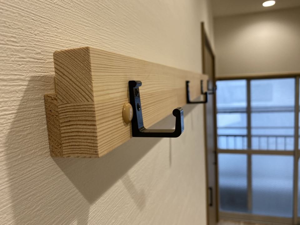 その他設備　収納横にＬ字フックを４つ取り付けています
