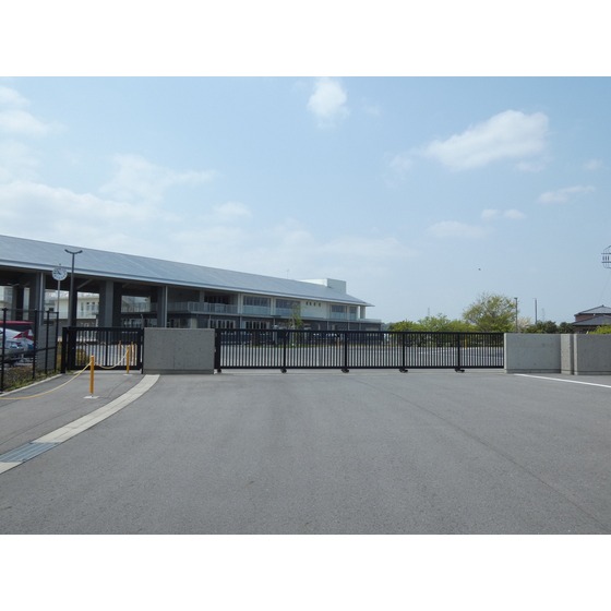 小学校　秀峰筑波義務教育学校（小学校）まで1411m