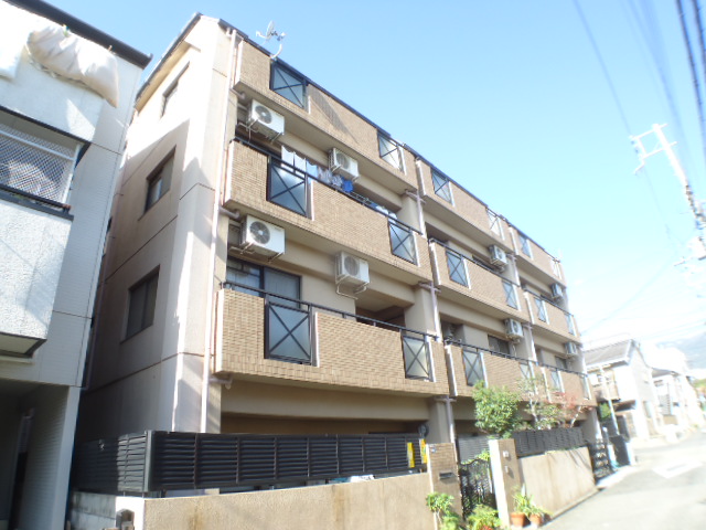 建物外観　タイル張りの綺麗な外観
