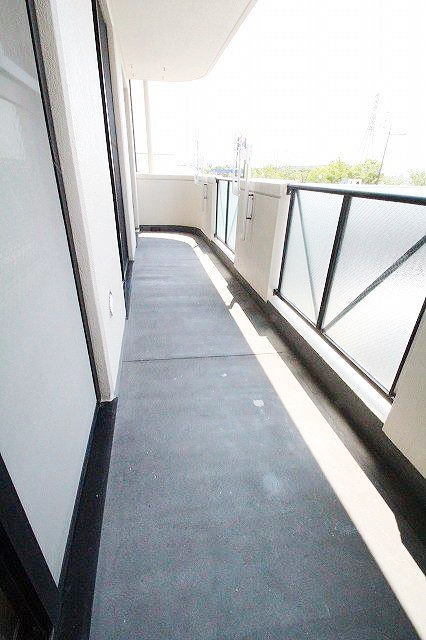 バルコニー　※写真は別号室のものですので現状優先とさせていただきます