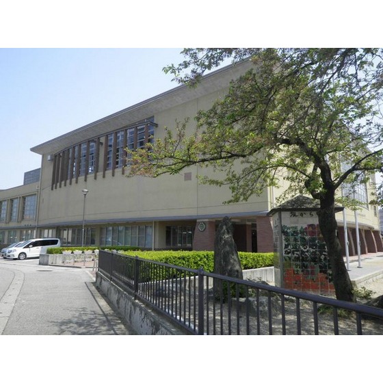 小学校　富山市立山室小学校（小学校）まで689m
