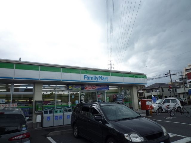 コンビニ　ファミリーマート（コンビニ）まで130m