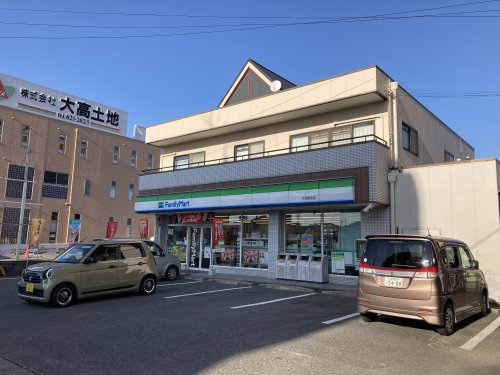 コンビニ　ファミリーマート（コンビニ）まで525m